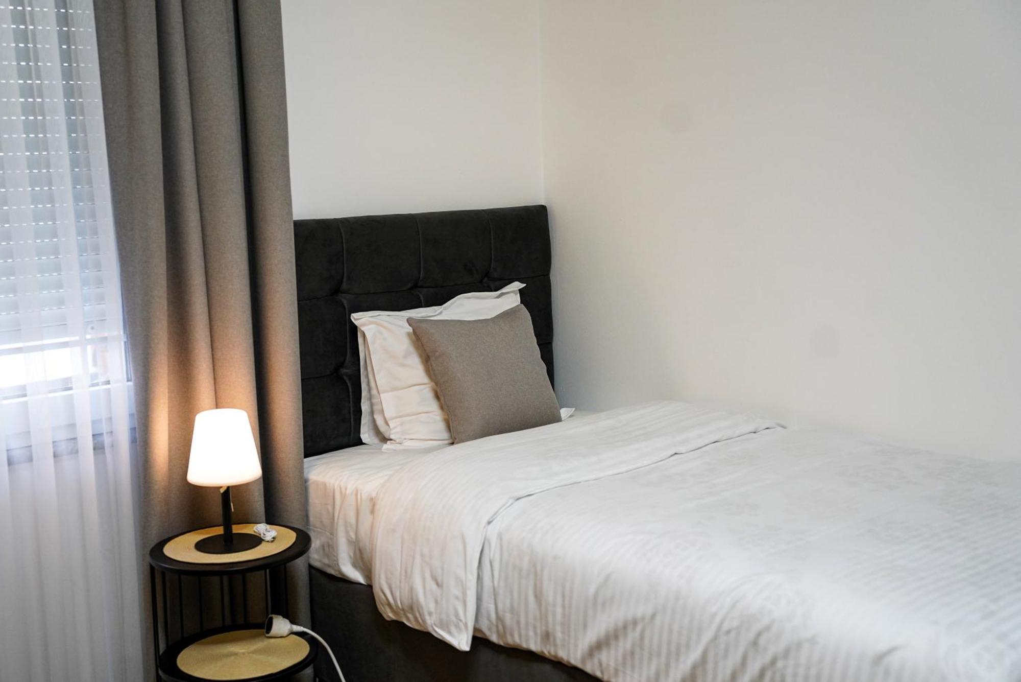 Ten Guest House Pristina Eksteriør bilde